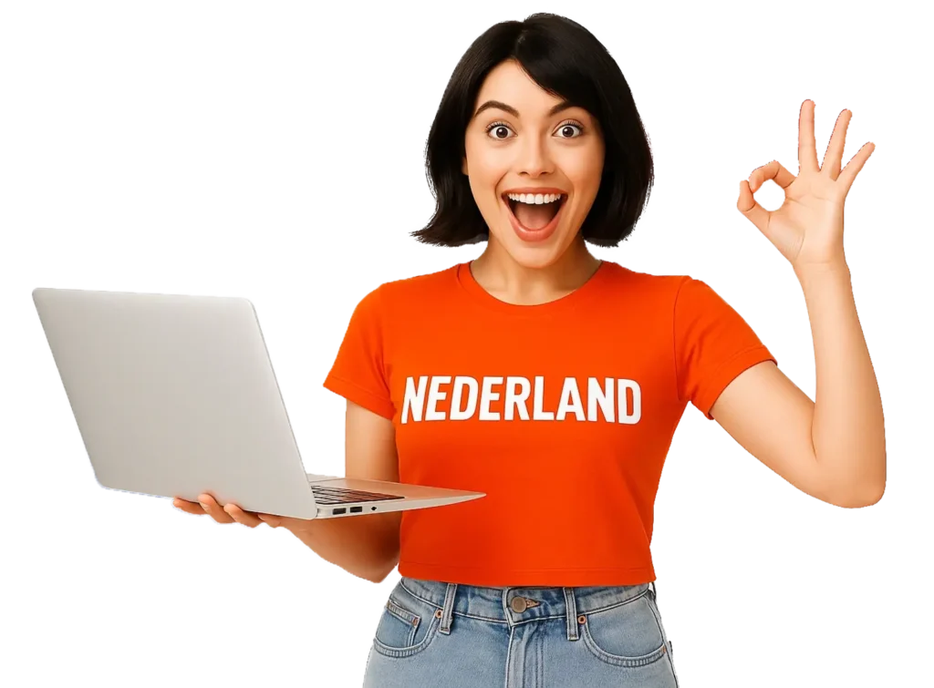 Vrolijke jonge vrouw in oranje shirt houdt laptop vast met glimlach – tevreden gebruiker van IPTV Smarters Player